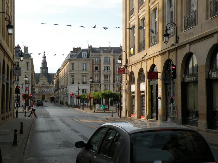  la rue Colbert, en direction de l'Hôtel de Ville